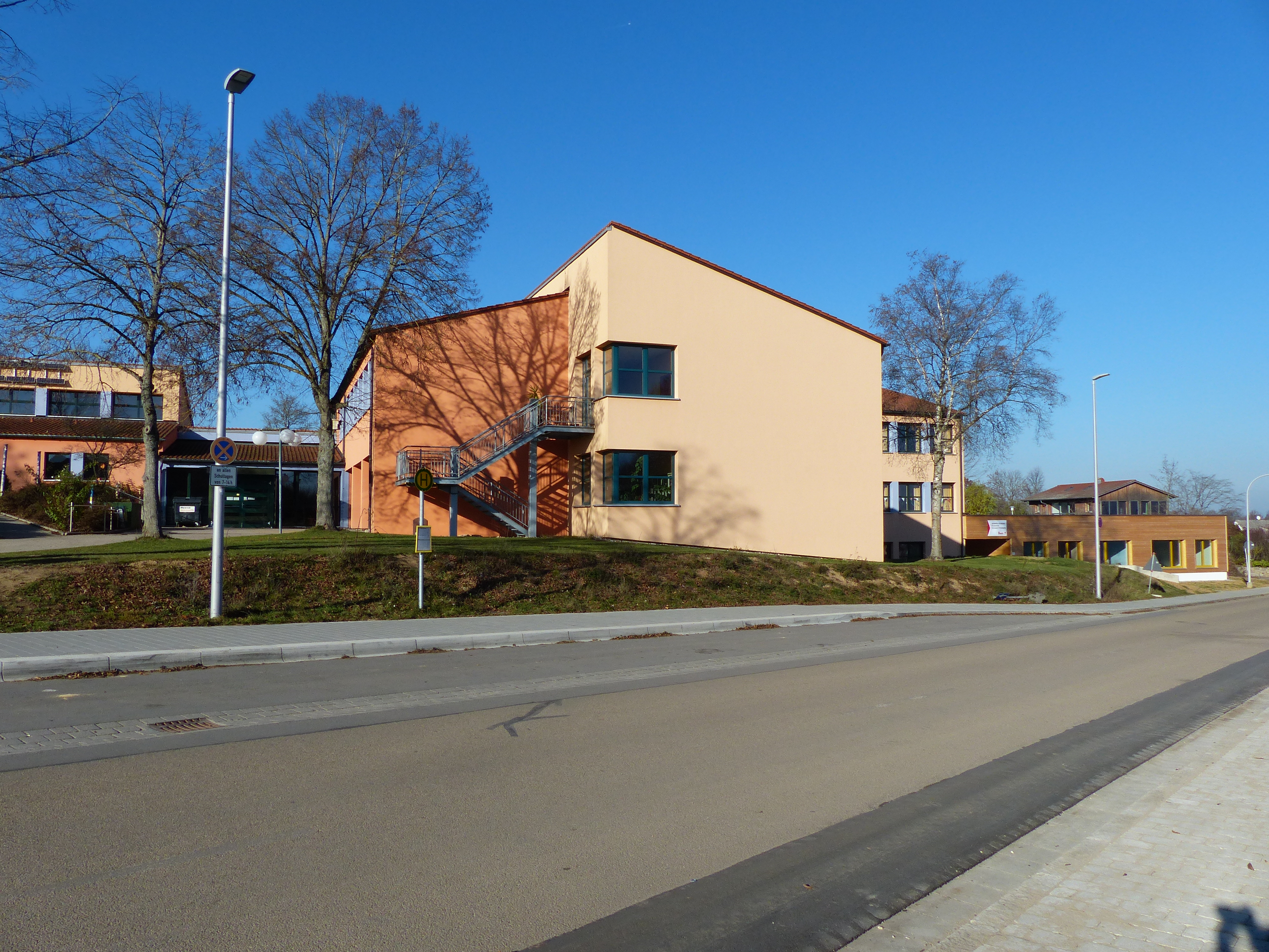 Foto zeigt die Grundschule mit Kinderhort Pettendorf