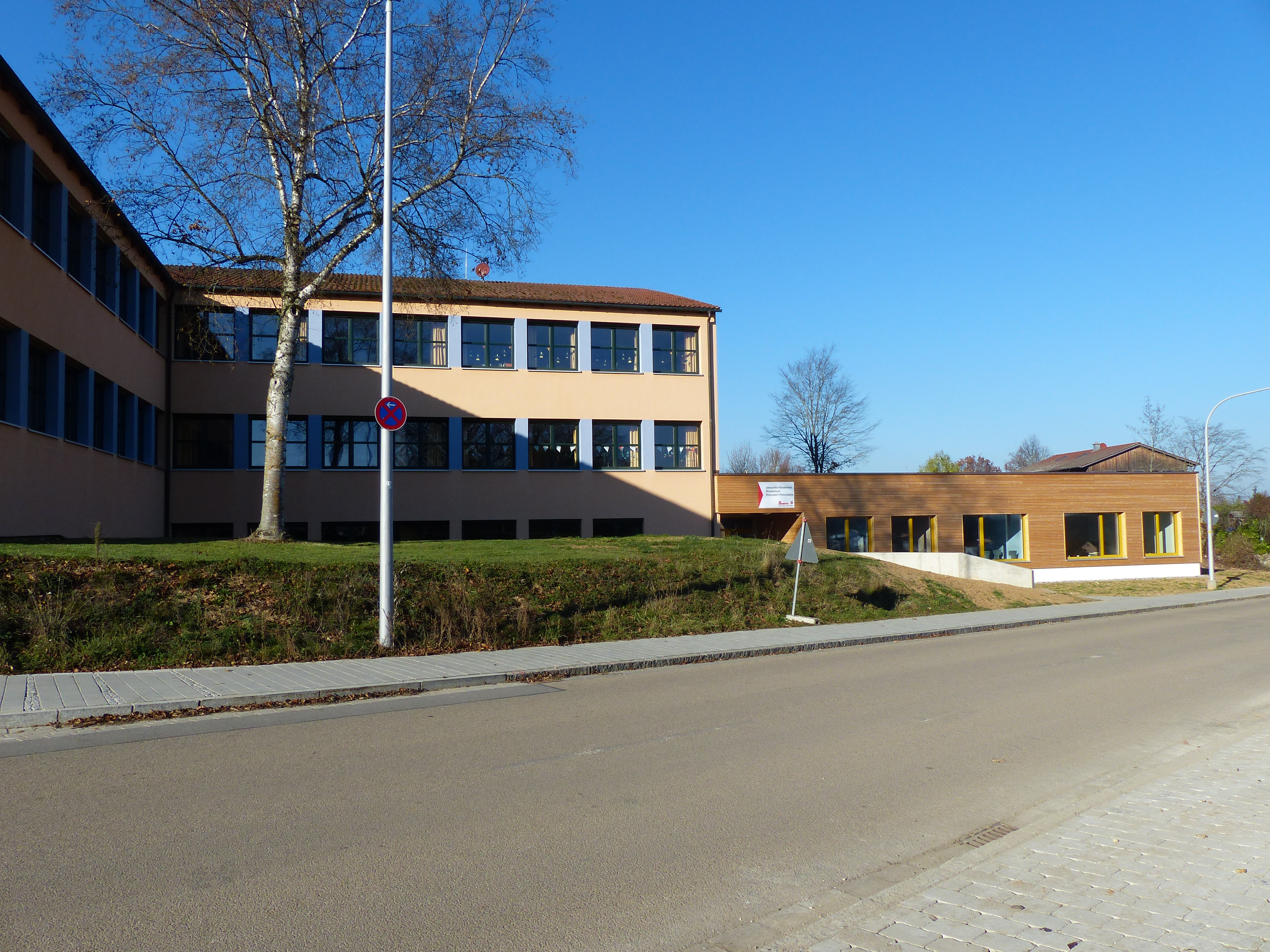 Foto zeigt die Grundschule mit Kinderhort in Pettendorf